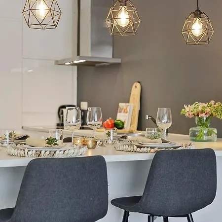 Διαμέρισμα Heavenly With Cosy Patio At 10 Min From The Beach *